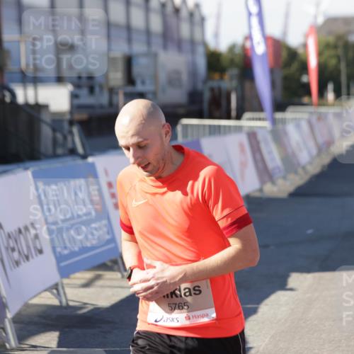 03.10.2025 - Köhlbrandbrückenlauf Jannik Wohlers http://msf.ph/oto/9095178 03.10.2025 12:55:01 Ziel 5765, 6151, 6410 meine-sportfotos.de