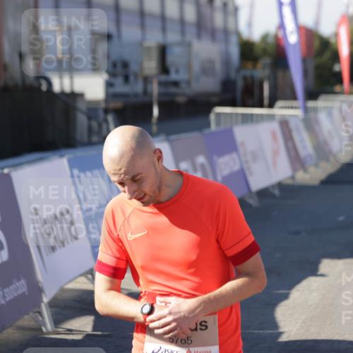 03.10.2025 - Köhlbrandbrückenlauf Jannik Wohlers http://msf.ph/oto/9095199 03.10.2025 12:55:01 Ziel 5765, 6151, 6410 meine-sportfotos.de
