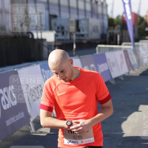 03.10.2025 - Köhlbrandbrückenlauf Jannik Wohlers http://msf.ph/oto/9095210 03.10.2025 12:55:01 Ziel 5765, 6151, 6410 meine-sportfotos.de