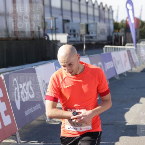 03.10.2025 - Köhlbrandbrückenlauf Jannik Wohlers http://msf.ph/oto/9095223 03.10.2025 12:55:01 Ziel 5765, 6151, 6410 meine-sportfotos.de