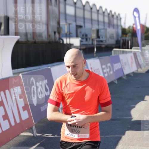 03.10.2025 - Köhlbrandbrückenlauf Jannik Wohlers http://msf.ph/oto/9095239 03.10.2025 12:55:02 Ziel 5765, 6410 meine-sportfotos.de