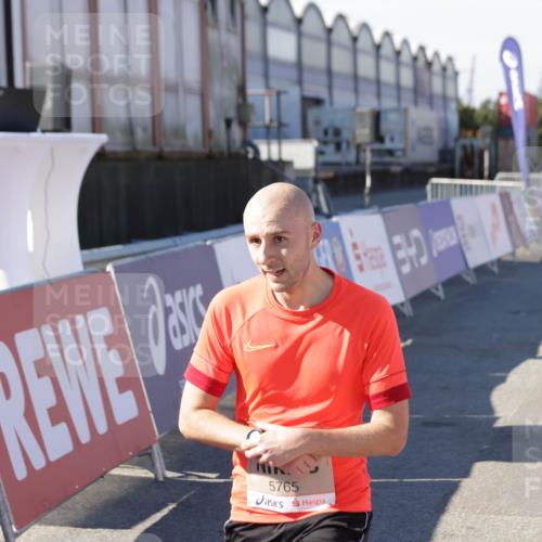 03.10.2025 - Köhlbrandbrückenlauf Jannik Wohlers http://msf.ph/oto/9095249 03.10.2025 12:55:02 Ziel 5765, 6410 meine-sportfotos.de