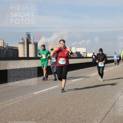 03.10.2025 - Köhlbrandbrückenlauf Lena Gebhardt http://msf.ph/oto/9095258 03.10.2025 10:09:38 Position 2  meine-sportfotos.de