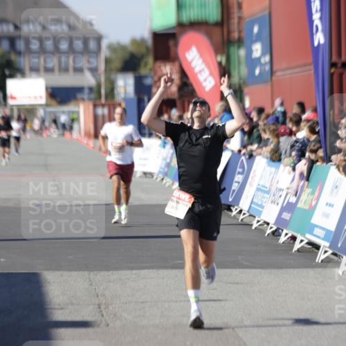 03.10.2025 - Köhlbrandbrückenlauf Jannik Wohlers http://msf.ph/oto/9095260 03.10.2025 12:55:04 Ziel 5765, 6410 meine-sportfotos.de