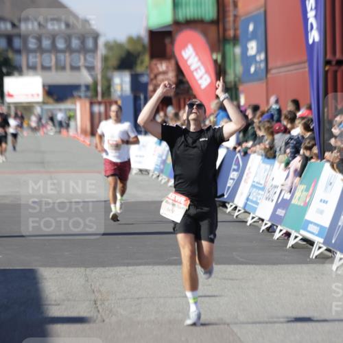 03.10.2025 - Köhlbrandbrückenlauf Jannik Wohlers http://msf.ph/oto/9095271 03.10.2025 12:55:04 Ziel 5765, 6410 meine-sportfotos.de