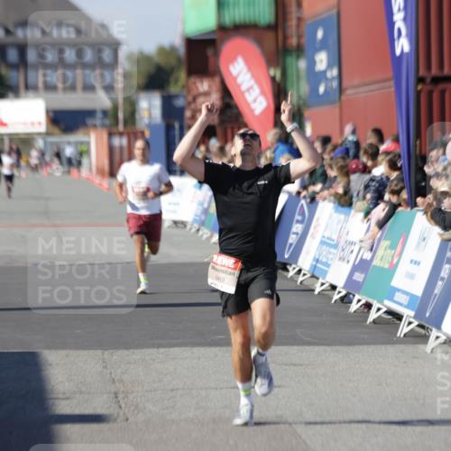 03.10.2025 - Köhlbrandbrückenlauf Jannik Wohlers http://msf.ph/oto/9095279 03.10.2025 12:55:04 Ziel 5765, 6410 meine-sportfotos.de