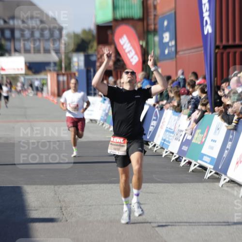 03.10.2025 - Köhlbrandbrückenlauf Jannik Wohlers http://msf.ph/oto/9095293 03.10.2025 12:55:04 Ziel 5765, 6410 meine-sportfotos.de