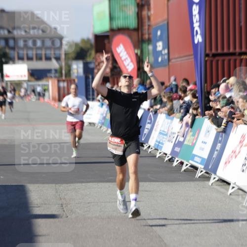 03.10.2025 - Köhlbrandbrückenlauf Jannik Wohlers http://msf.ph/oto/9095306 03.10.2025 12:55:04 Ziel 5765, 6410 meine-sportfotos.de