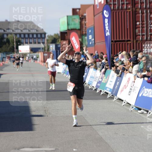 03.10.2025 - Köhlbrandbrückenlauf Jannik Wohlers http://msf.ph/oto/9095315 03.10.2025 12:55:05 Ziel 5765, 6410 meine-sportfotos.de