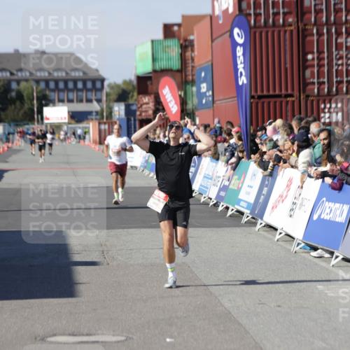 03.10.2025 - Köhlbrandbrückenlauf Jannik Wohlers http://msf.ph/oto/9095327 03.10.2025 12:55:05 Ziel 5765, 6410 meine-sportfotos.de
