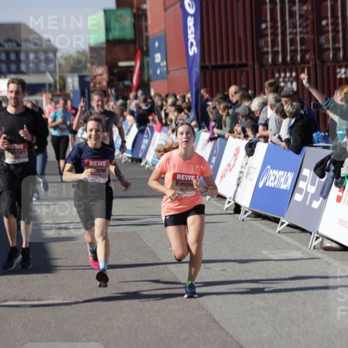 03.10.2025 - Köhlbrandbrückenlauf Jannik Wohlers http://msf.ph/oto/9095358 03.10.2025 13:20:52 Ziel 4646, 4709, 4915, 4916, 5006, 5084, 5130, 5156, 5169, 5377, 5480, 5488, 5501, 5774, 5918, 5920, 6703, 6780 meine-sportfotos.de