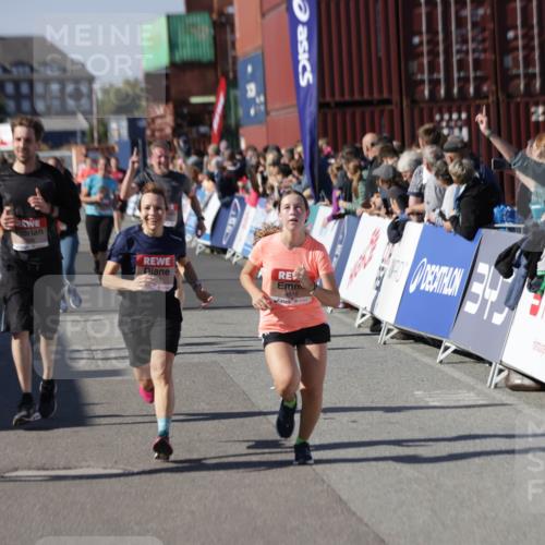 03.10.2025 - Köhlbrandbrückenlauf Jannik Wohlers http://msf.ph/oto/9095371 03.10.2025 13:20:52 Ziel 4646, 4709, 4915, 4916, 5006, 5084, 5130, 5156, 5169, 5377, 5480, 5488, 5501, 5774, 5918, 5920, 6703, 6780 meine-sportfotos.de