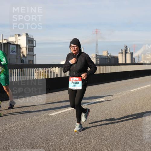 03.10.2025 - Köhlbrandbrückenlauf Lena Gebhardt http://msf.ph/oto/9095393 03.10.2025 10:09:43 Position 2  meine-sportfotos.de