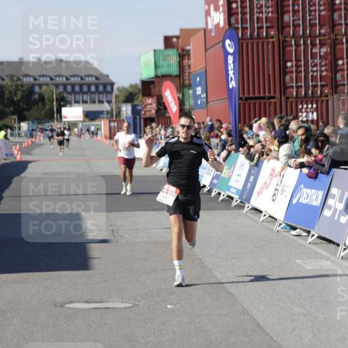 03.10.2025 - Köhlbrandbrückenlauf Jannik Wohlers http://msf.ph/oto/9095396 03.10.2025 12:55:06 Ziel 5765, 6410 meine-sportfotos.de