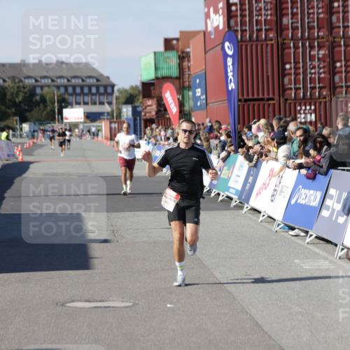 03.10.2025 - Köhlbrandbrückenlauf Jannik Wohlers http://msf.ph/oto/9095406 03.10.2025 12:55:06 Ziel 5765, 6410 meine-sportfotos.de