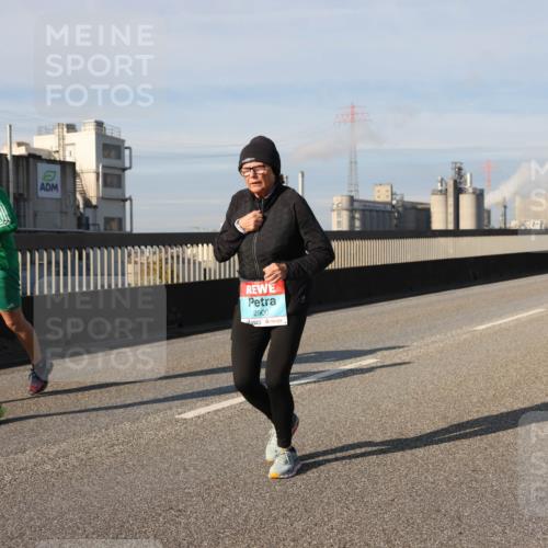 03.10.2025 - Köhlbrandbrückenlauf Lena Gebhardt http://msf.ph/oto/9095413 03.10.2025 10:09:43 Position 2 2900 meine-sportfotos.de
