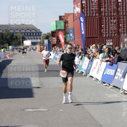 03.10.2025 - Köhlbrandbrückenlauf Jannik Wohlers http://msf.ph/oto/9095422 03.10.2025 12:55:06 Ziel 5765, 6410 meine-sportfotos.de
