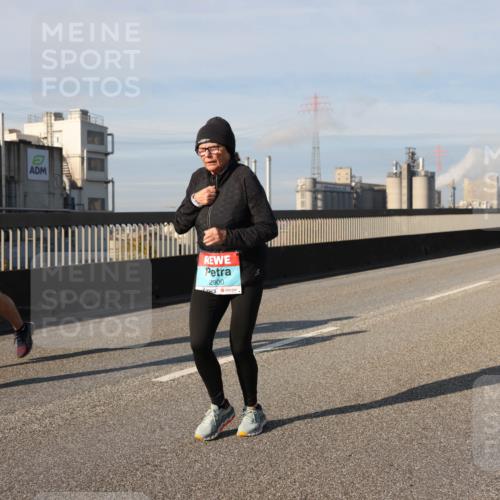 03.10.2025 - Köhlbrandbrückenlauf Lena Gebhardt http://msf.ph/oto/9095425 03.10.2025 10:09:43 Position 2  meine-sportfotos.de