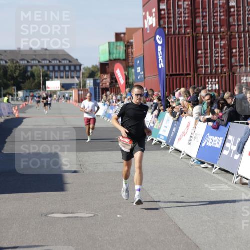 03.10.2025 - Köhlbrandbrückenlauf Jannik Wohlers http://msf.ph/oto/9095433 03.10.2025 12:55:06 Ziel 5765, 6410 meine-sportfotos.de