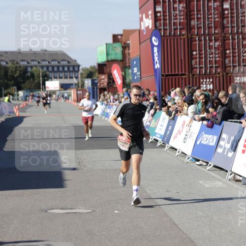 03.10.2025 - Köhlbrandbrückenlauf Jannik Wohlers http://msf.ph/oto/9095442 03.10.2025 12:55:06 Ziel 5765, 6410 meine-sportfotos.de
