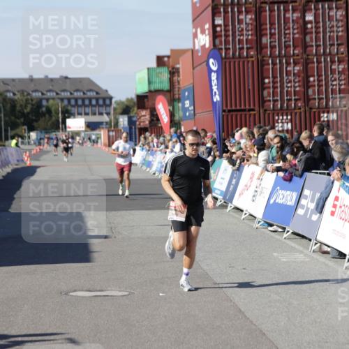 03.10.2025 - Köhlbrandbrückenlauf Jannik Wohlers http://msf.ph/oto/9095463 03.10.2025 12:55:06 Ziel 5765, 6410 meine-sportfotos.de