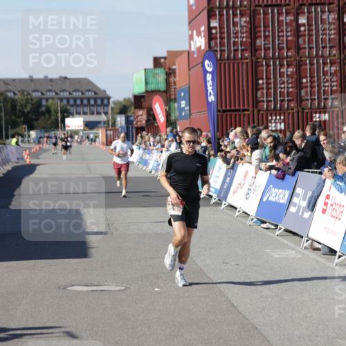 03.10.2025 - Köhlbrandbrückenlauf Jannik Wohlers http://msf.ph/oto/9095476 03.10.2025 12:55:06 Ziel 5765, 6410 meine-sportfotos.de