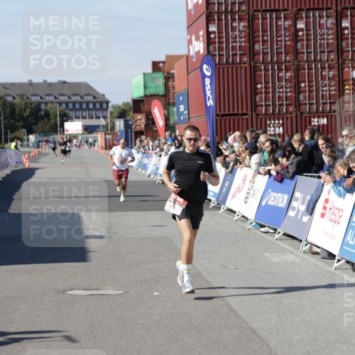 03.10.2025 - Köhlbrandbrückenlauf Jannik Wohlers http://msf.ph/oto/9095486 03.10.2025 12:55:06 Ziel 5765, 6410 meine-sportfotos.de