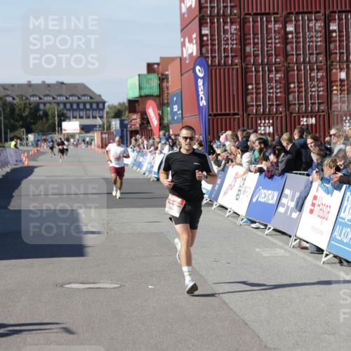 03.10.2025 - Köhlbrandbrückenlauf Jannik Wohlers http://msf.ph/oto/9095496 03.10.2025 12:55:06 Ziel 5765, 6410 meine-sportfotos.de
