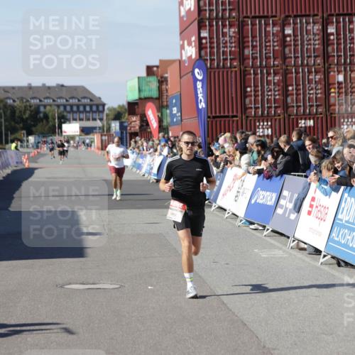 03.10.2025 - Köhlbrandbrückenlauf Jannik Wohlers http://msf.ph/oto/9095508 03.10.2025 12:55:06 Ziel 5765, 6410 meine-sportfotos.de