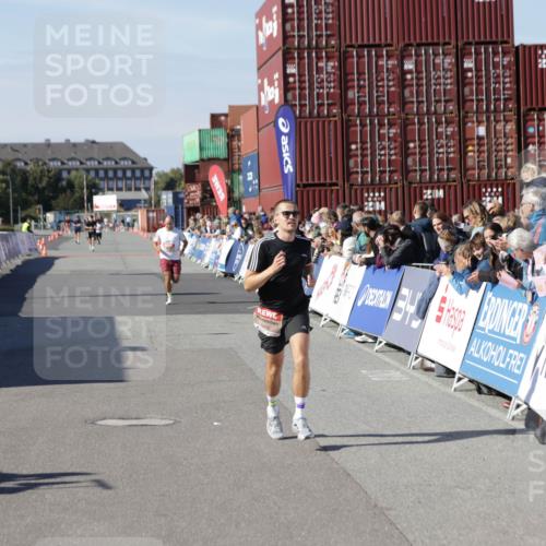 03.10.2025 - Köhlbrandbrückenlauf Jannik Wohlers http://msf.ph/oto/9095530 03.10.2025 12:55:06 Ziel 5765, 6410 meine-sportfotos.de