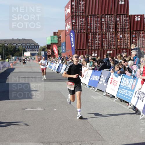 03.10.2025 - Köhlbrandbrückenlauf Jannik Wohlers http://msf.ph/oto/9095554 03.10.2025 12:55:06 Ziel 5765, 6410 meine-sportfotos.de