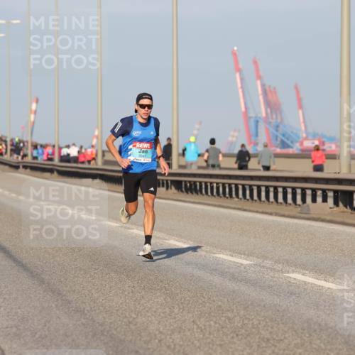 03.10.2025 - Köhlbrandbrückenlauf Lena Gebhardt http://msf.ph/oto/9095555 03.10.2025 09:32:18 Position 2  meine-sportfotos.de