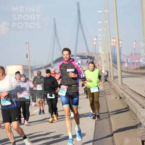 03.10.2025 - Köhlbrandbrückenlauf Jannik Wohlers http://msf.ph/oto/9095556 03.10.2025 10:04:20 Position 3 2512, 2977, 2969 meine-sportfotos.de