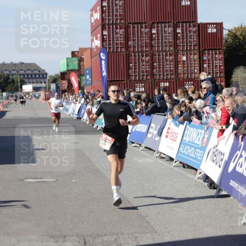 03.10.2025 - Köhlbrandbrückenlauf Jannik Wohlers http://msf.ph/oto/9095610 03.10.2025 12:55:07 Ziel 5765, 6130, 6410 meine-sportfotos.de