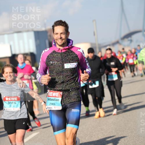03.10.2025 - Köhlbrandbrückenlauf Jannik Wohlers http://msf.ph/oto/9095635 03.10.2025 10:04:23 Position 3 3, 2978, 2969 meine-sportfotos.de