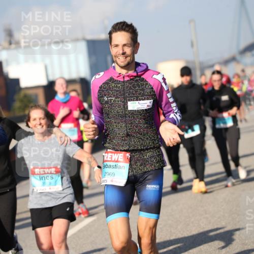 03.10.2025 - Köhlbrandbrückenlauf Jannik Wohlers http://msf.ph/oto/9095641 03.10.2025 10:04:23 Position 3 3, 2, 2977, 2978, 2969, 3 meine-sportfotos.de