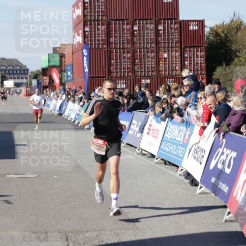 03.10.2025 - Köhlbrandbrückenlauf Jannik Wohlers http://msf.ph/oto/9095655 03.10.2025 12:55:07 Ziel 5765, 6130, 6410 meine-sportfotos.de