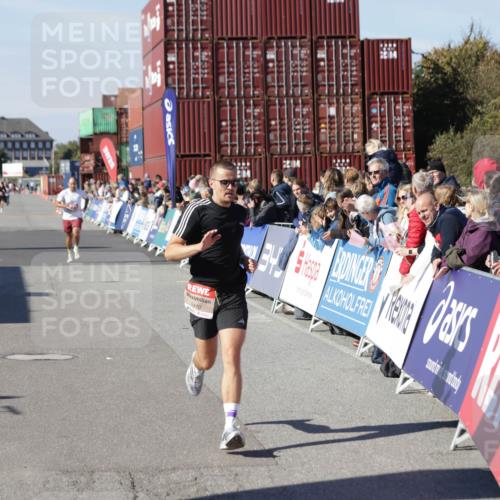 03.10.2025 - Köhlbrandbrückenlauf Jannik Wohlers http://msf.ph/oto/9095662 03.10.2025 12:55:07 Ziel 5765, 6130, 6410 meine-sportfotos.de