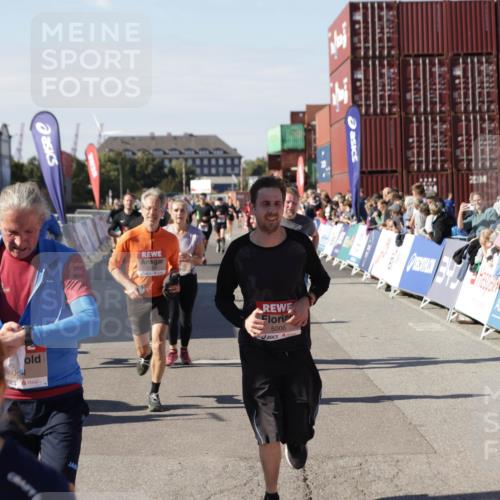 03.10.2025 - Köhlbrandbrückenlauf Jannik Wohlers http://msf.ph/oto/9095669 03.10.2025 13:20:55 Ziel 4709, 4915, 4916, 5006, 5084, 5130, 5156, 5169, 5377, 5480, 5488, 5501, 5774, 6296, 6645, 6646, 6648, 6650, 6703, 6780 meine-sportfotos.de