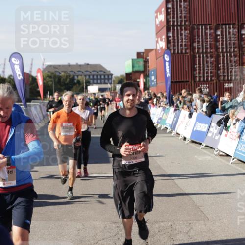 03.10.2025 - Köhlbrandbrückenlauf Jannik Wohlers http://msf.ph/oto/9095681 03.10.2025 13:20:55 Ziel 4709, 4915, 4916, 5006, 5084, 5130, 5156, 5169, 5377, 5480, 5488, 5501, 5774, 6296, 6645, 6646, 6648, 6650, 6703, 6780 meine-sportfotos.de