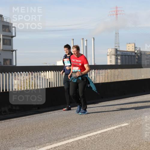 03.10.2025 - Köhlbrandbrückenlauf Lena Gebhardt http://msf.ph/oto/9095730 03.10.2025 10:09:52 Position 2  meine-sportfotos.de