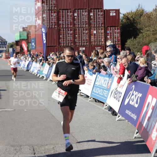 03.10.2025 - Köhlbrandbrückenlauf Jannik Wohlers http://msf.ph/oto/9095732 03.10.2025 12:55:07 Ziel 5765, 6130, 6410 meine-sportfotos.de