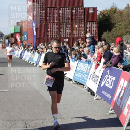 03.10.2025 - Köhlbrandbrückenlauf Jannik Wohlers http://msf.ph/oto/9095739 03.10.2025 12:55:08 Ziel 5765, 6130, 6410 meine-sportfotos.de