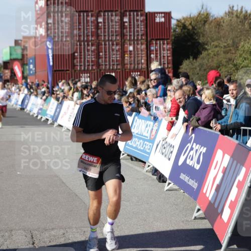 03.10.2025 - Köhlbrandbrückenlauf Jannik Wohlers http://msf.ph/oto/9095768 03.10.2025 12:55:08 Ziel 5765, 6130, 6410 meine-sportfotos.de