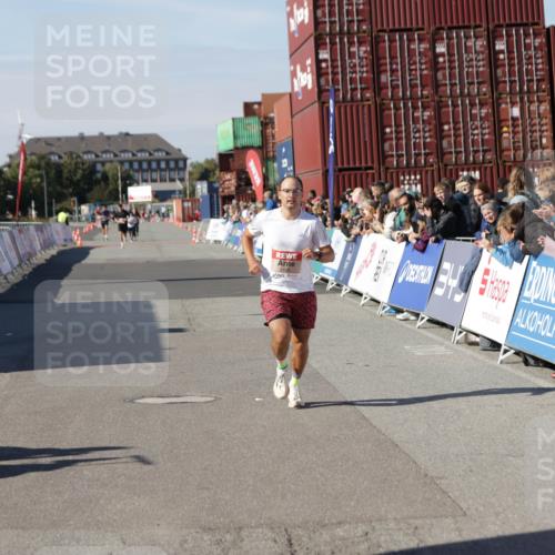 03.10.2025 - Köhlbrandbrückenlauf Jannik Wohlers http://msf.ph/oto/9095799 03.10.2025 12:55:11 Ziel 5765, 6130, 6410 meine-sportfotos.de