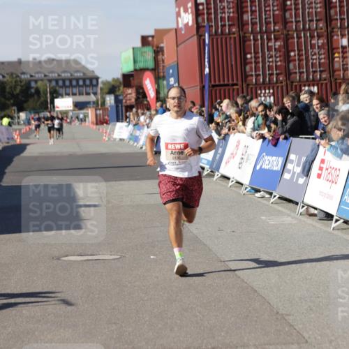 03.10.2025 - Köhlbrandbrückenlauf Jannik Wohlers http://msf.ph/oto/9095825 03.10.2025 12:55:12 Ziel 6130, 6410 meine-sportfotos.de