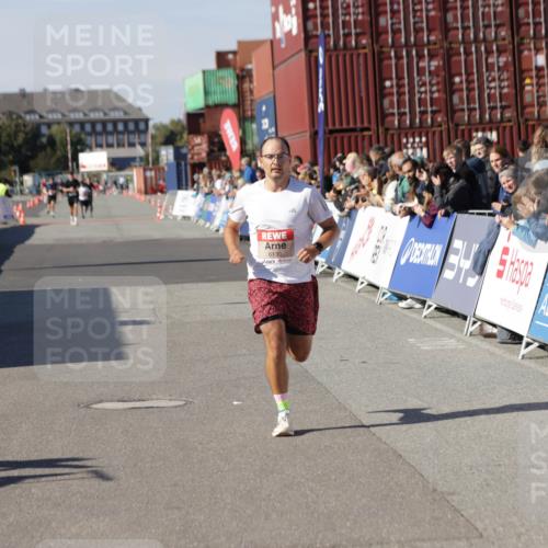 03.10.2025 - Köhlbrandbrückenlauf Jannik Wohlers http://msf.ph/oto/9095836 03.10.2025 12:55:12 Ziel 6130, 6410 meine-sportfotos.de