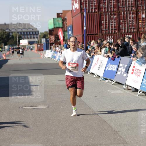 03.10.2025 - Köhlbrandbrückenlauf Jannik Wohlers http://msf.ph/oto/9095846 03.10.2025 12:55:12 Ziel 6130, 6410 meine-sportfotos.de