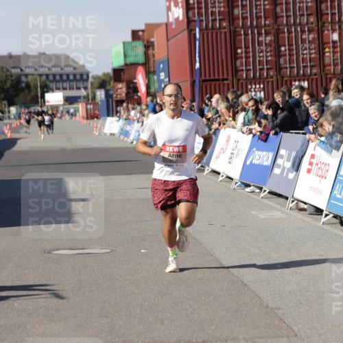 03.10.2025 - Köhlbrandbrückenlauf Jannik Wohlers http://msf.ph/oto/9095856 03.10.2025 12:55:12 Ziel 6130, 6410 meine-sportfotos.de