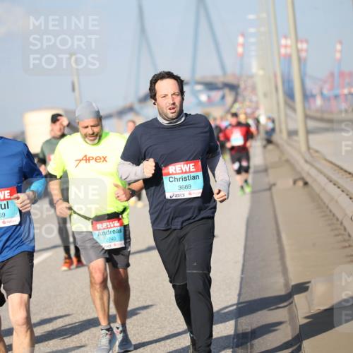 03.10.2025 - Köhlbrandbrückenlauf Jannik Wohlers http://msf.ph/oto/9095880 03.10.2025 10:04:37 Position 3 3029, 3259, 3669, 2740 meine-sportfotos.de